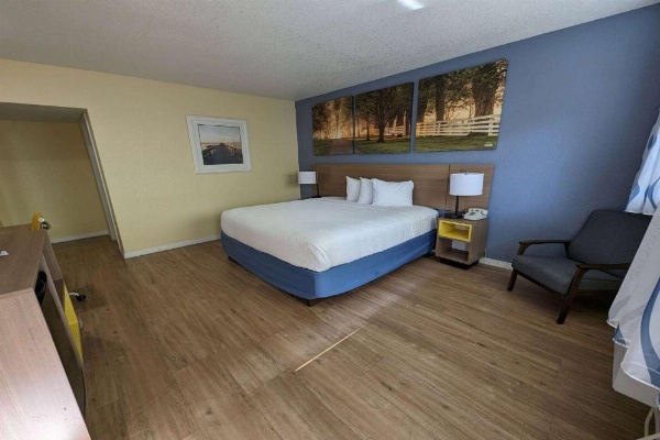 University Inn image 10