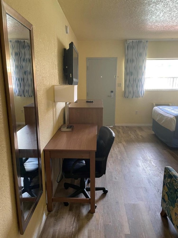 University Inn image 18