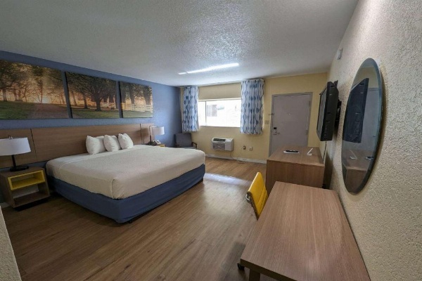 University Inn image 6